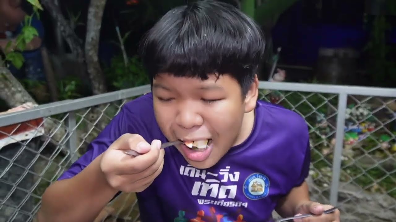 ข้าวผัดกุ้งกระเทียม ข้าวผัดหอมกลิ่นกระเทียมเจียว รสชาติกลมกล่อม กับกุ้งไซส์บิ๊ก โหน่งโชว์