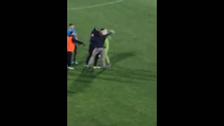 Skandal Në Itali, Babai I Sulmuesit Shqiptar Cristian Shpendi Godet Me Grusht Në Fytyrë Portierin