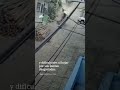 Taxi termina volcado al bajar una calle empinada en Chiapas