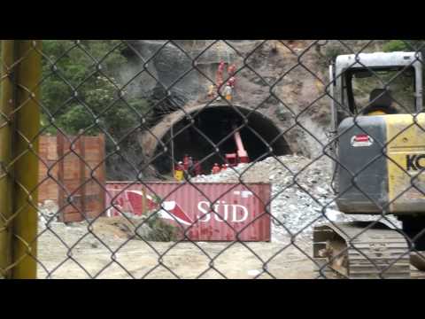 Trabajadora Ana - tunel de la linea.MTS