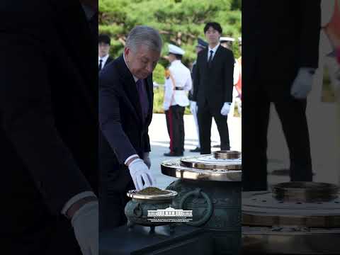 Prezident Shavkat Mirziyoyev va rafiqasi Seuldagi Milliy yodgorlik majmuasida gulchambar qoʻydilar