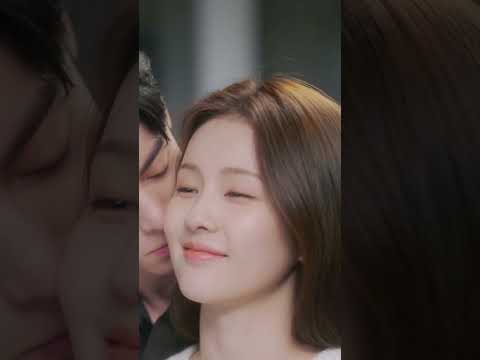 زوجان شابان يقبلان بلطف في يوم ثلجي رومانسي 