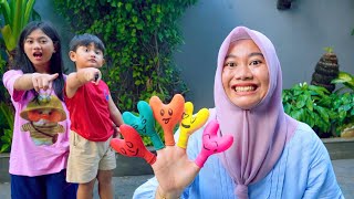 SINGING FIVE FINGER BALLOONS 🥳 AZAM BREAKS THE BALLOONS
