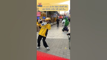 Shipper giả vờ ngã để ăn chuối của khách ruột 🤣🤣 #shorts #haihuoc #funny #giaitri #haihuocvuinhon