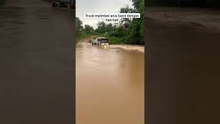 Truck melintasi arus banjir dengan hati-hati #truk #banjir #short #video #viral