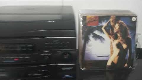 Aparelho de Som - 4 em 1 da Gradiente TK 33 CR, reproduzindo disco de vinil