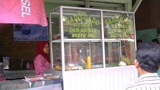 Jakarta Restaurant 30  making Jakartan Vegetables Salad with Cooked Rice Gado-gado Betawi Restu Ibu