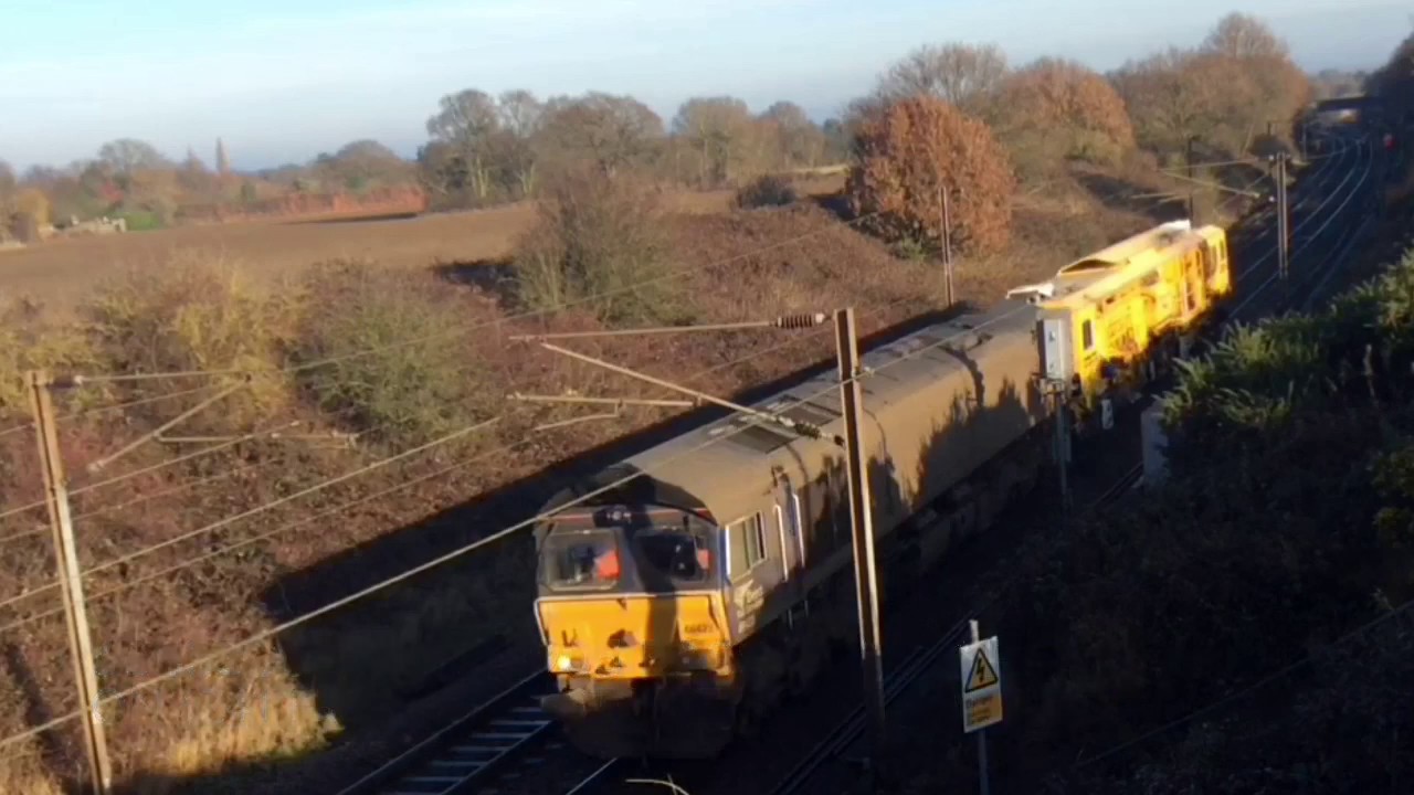 DRS 66433 and DR77905 pass Shaws Farm on 6Z41 for West Ealing