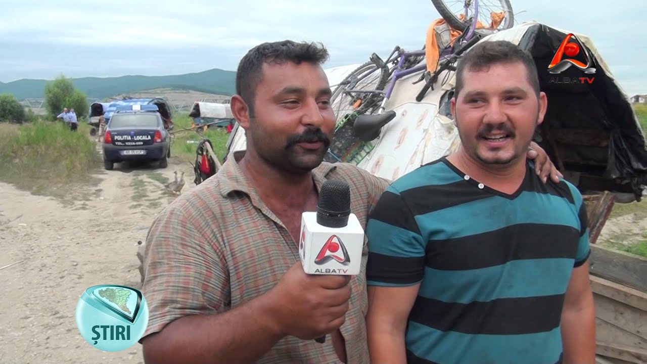 În căruțe colorate trec țiganii