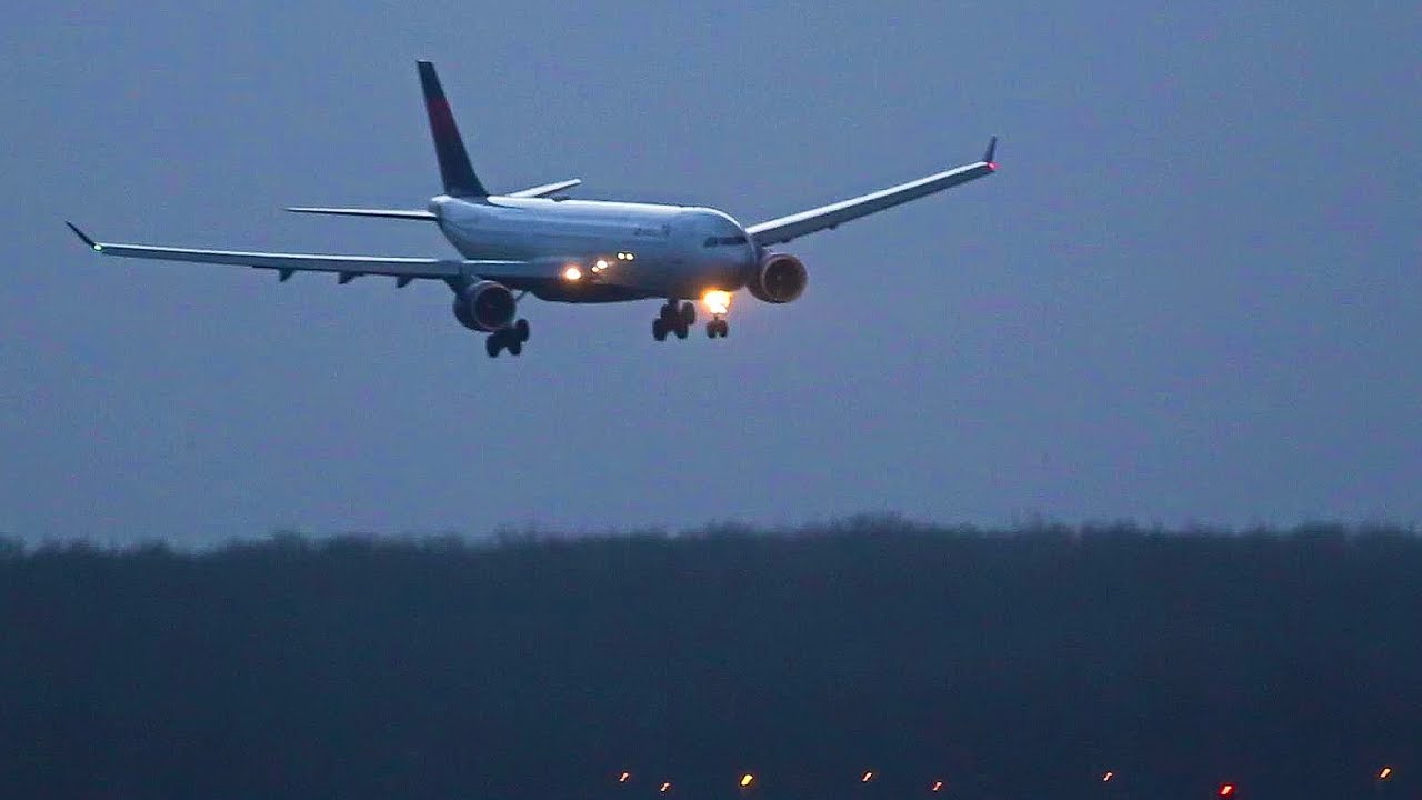CODE ROOD!! WINTER STORM SCHIPHOL GO-AROUND MOEILIJKE LANDINGEN - YouTube