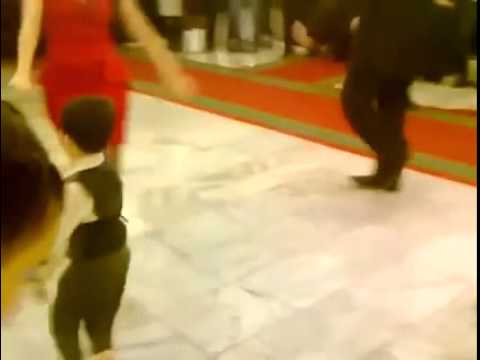 თითის ტოლა ბიჭმა დააგიჟა ქორწილში ხალხი