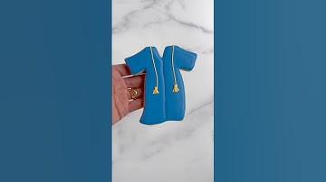 Graduation gown cookie 🎓 #cookiedecorating #royalicing #decoratedcookies #decoratingcookies #cookie