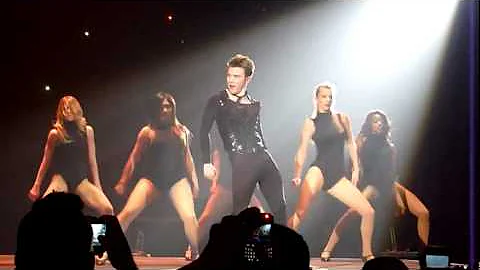 Kurt bailando Single Ladies Glee