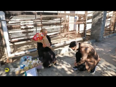 ახალგაზრდა, რომელიც ქუჩაში გამვლელებს პოზიტივს ჩუქნის …