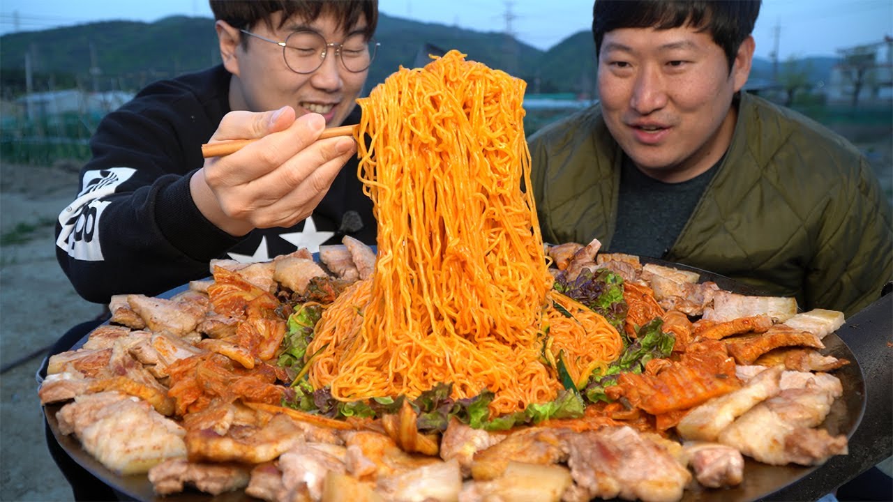 흥삼이랑 3배 매운.. 팔도비빔면에 삼겹살 2키로 싸묵자!!