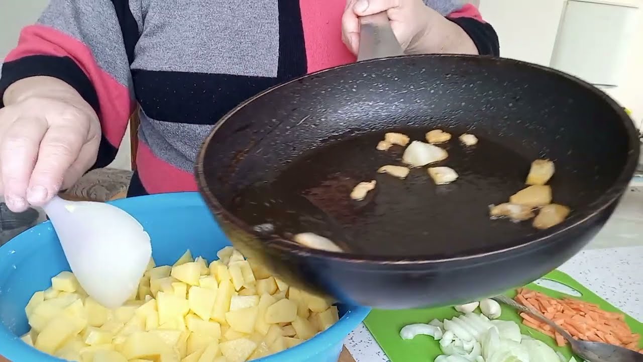 Жареная картошка на сковороде - YouTube