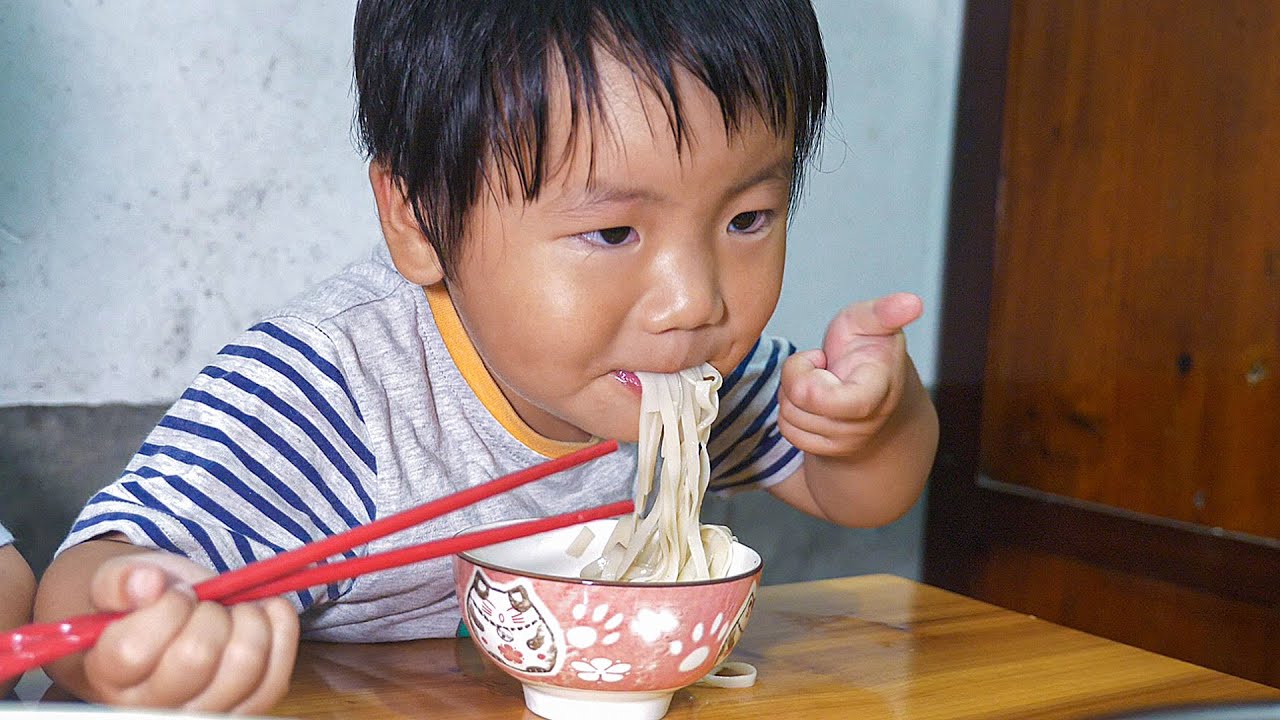 媳婦用火鍋湯料煮面，寶寶吃上一口，直接點贊 | With hot pot soup noodles, baby eat a bite, direct thumb up