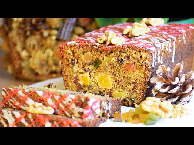 Nosso bolo de Natal está demais! Bolo de nozes coberto com um delicioso  creme a base de leite condensado, nozes trituradas e frutas cristalizadas!  Peça o