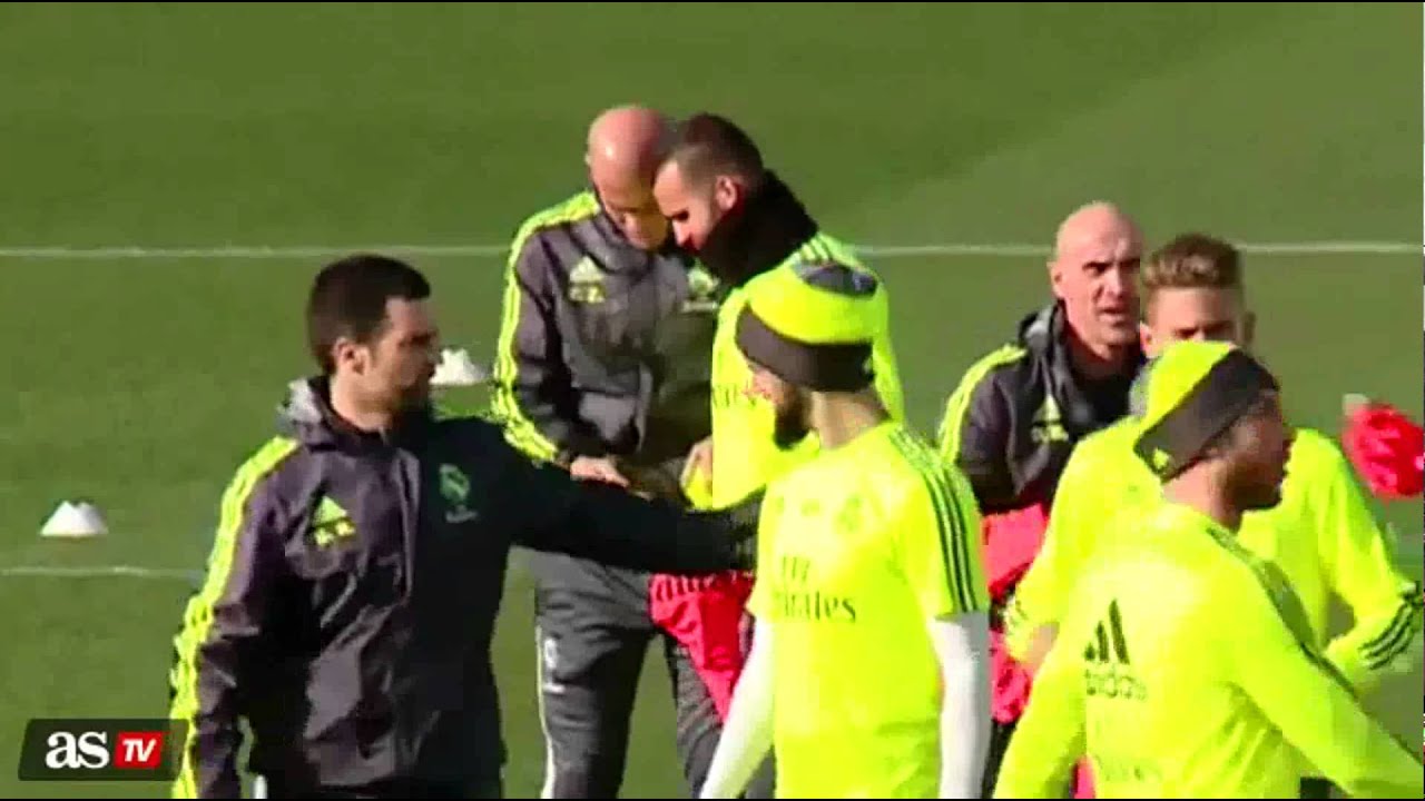 Zidane Bromea con Jesé por llevar guantes en el entrenamiento