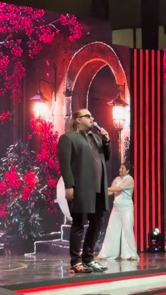 Ahmed Jahanzeb Brings the Magic to HUM TV's 20th Anniversary with an Iconic Performance! ???✨