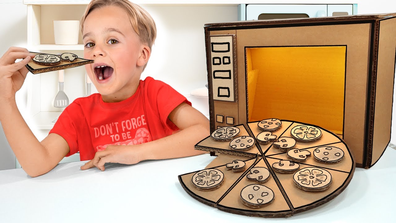 Крис и Майк с удовольствием играют с картоном