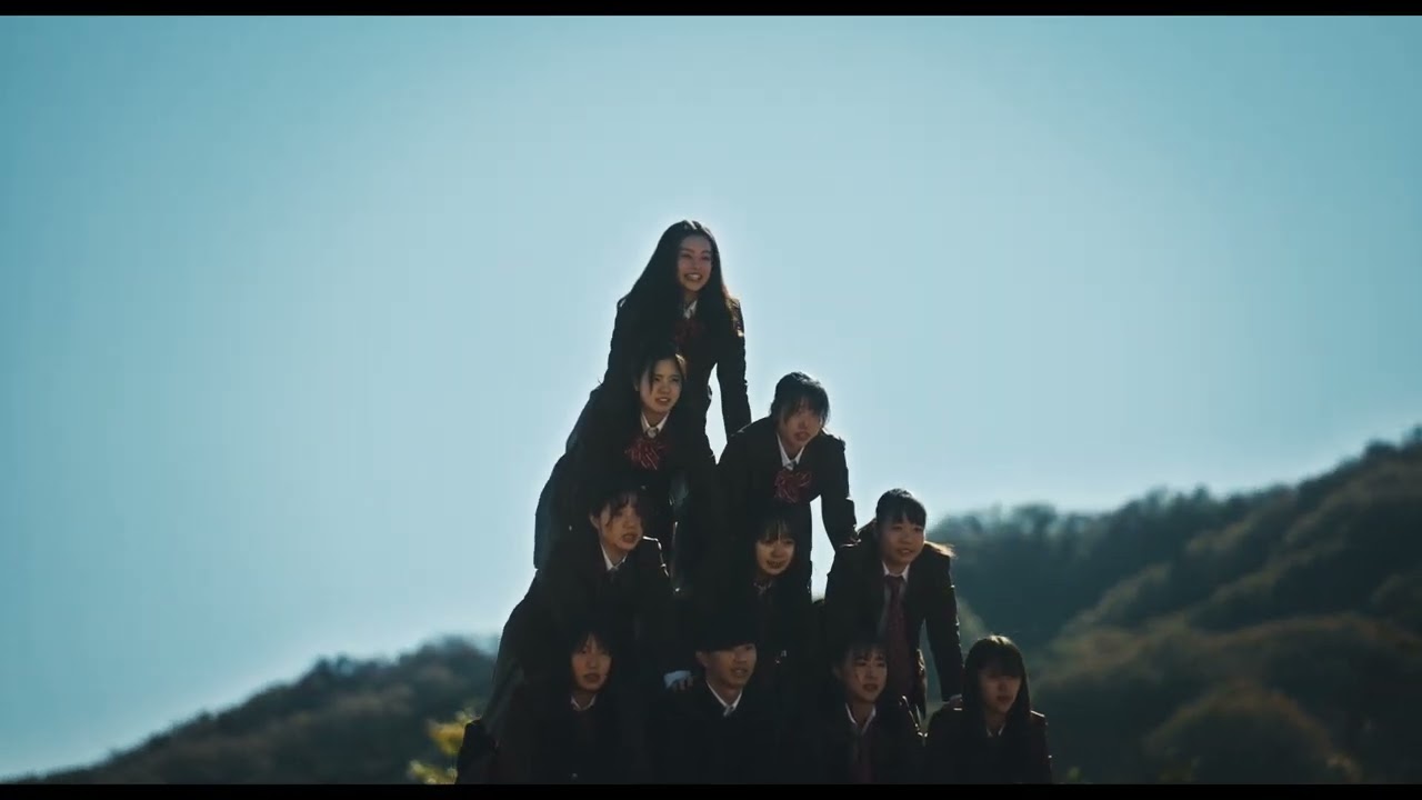 一糸乱れぬ組体操の集団行動の異変! 『NEW GROUP』本編映像