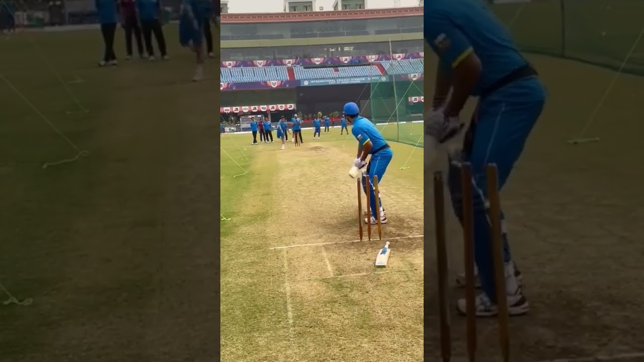 Sachin Tendulkar bowls leg spin to Irfan Pathan 