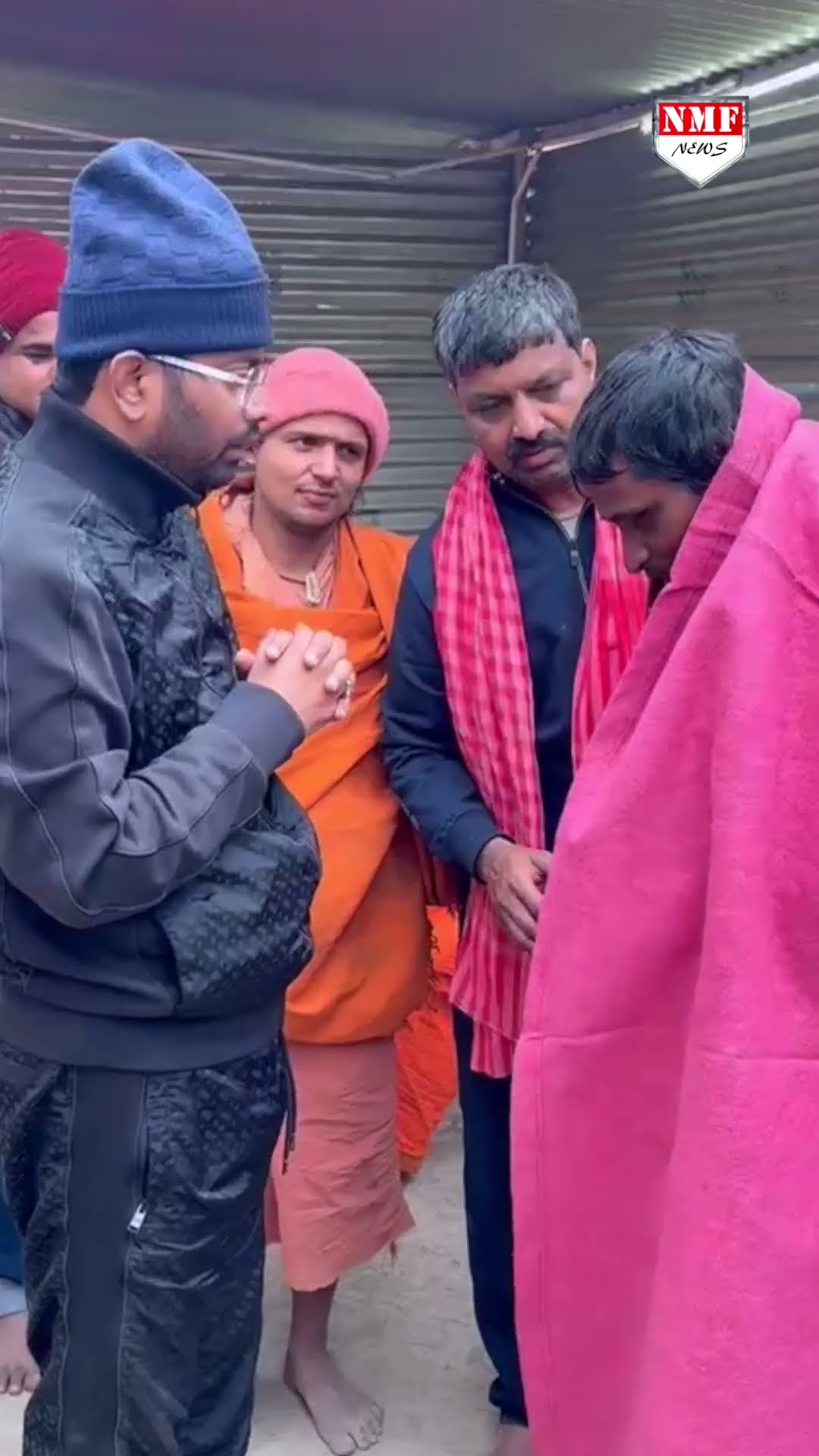 युवा चेतना के अध्यक्ष रोहित कुमार सिंह ने महाकुंभ में की नेत्रहीन व्यक्ति की आर्थिक मदद।