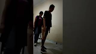 Kang Dadan Lagi Ngajarin Cara Pakai Kaki Palsu