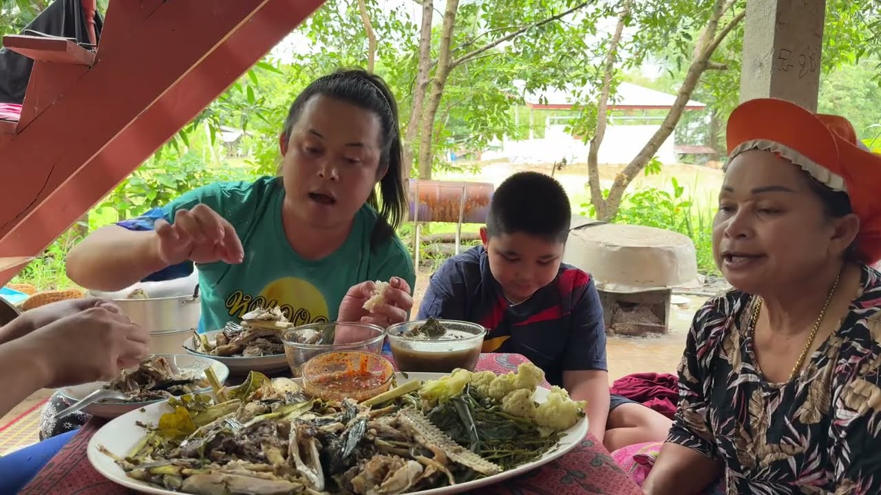 นึ่งหัวปลาที่อร่อยสุดๆชุดผักกับน้ำพริกเมนูนี้กว่าจะได้กินถึงกับต้องจองคิว