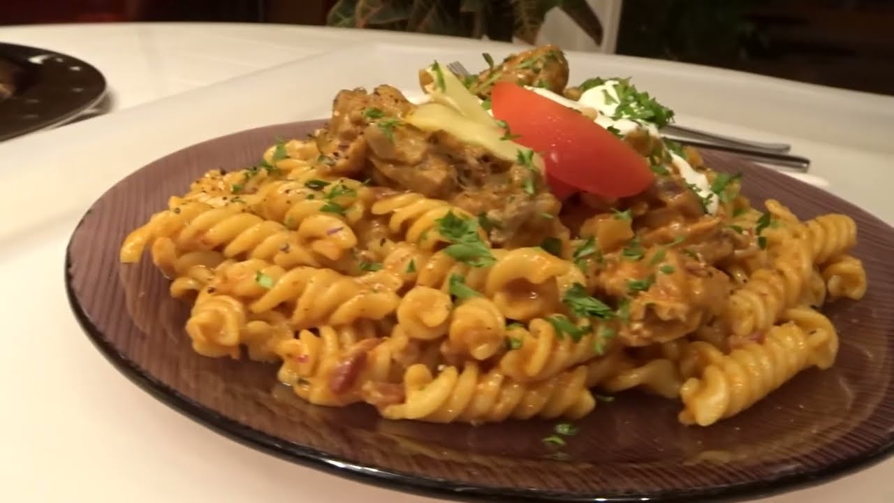 Csirkepaprikás orsótésztával kicsit másképp.  / @RezsóKonyha