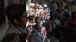 Mumbai local train rush screenshot 5