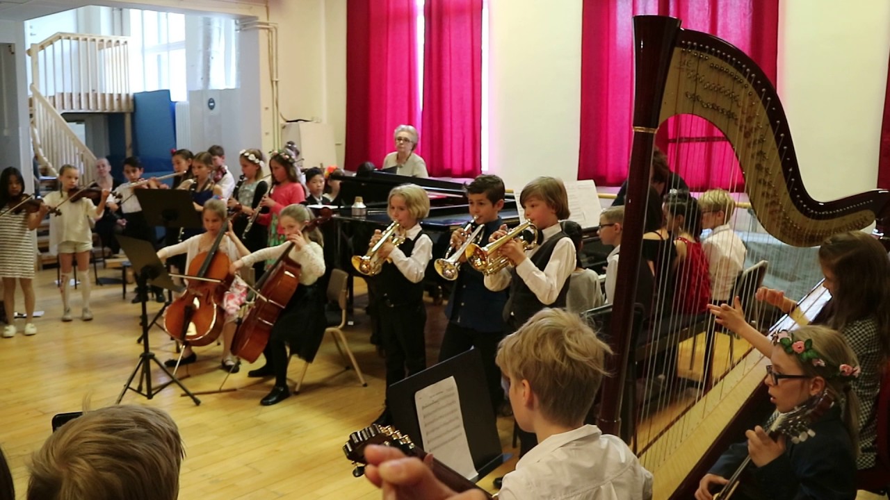 Klass 3 spelar Idas sommarvisa tillsammans