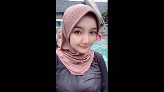 Cewek Mandi Jilbab Cantik Renang Senyumnya Bikin Candu 