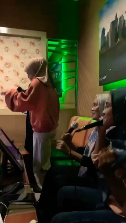 Cewek Berhijab Asik Karaoke