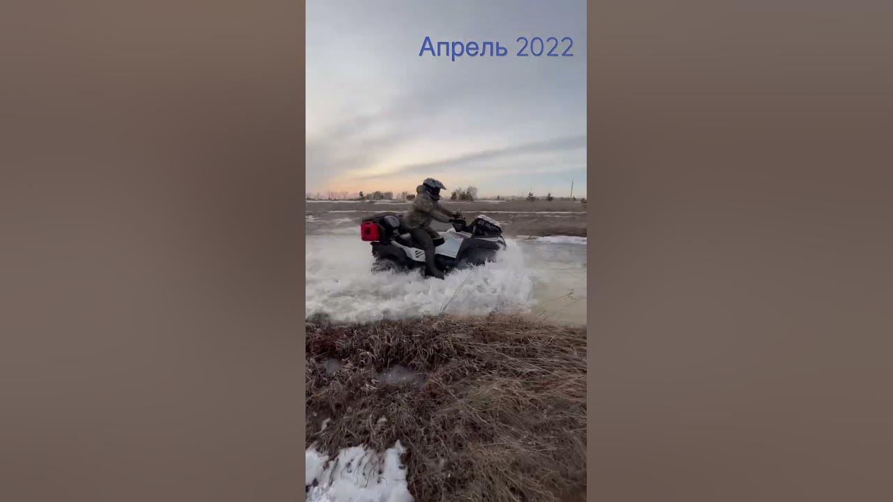 Ребенок на квадроцикле в грязи