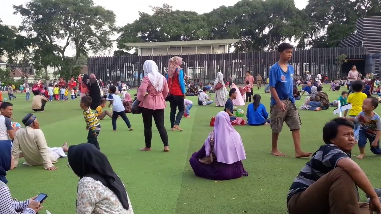 suasana di alun2 bandung saat weekend.. rame bingitss 