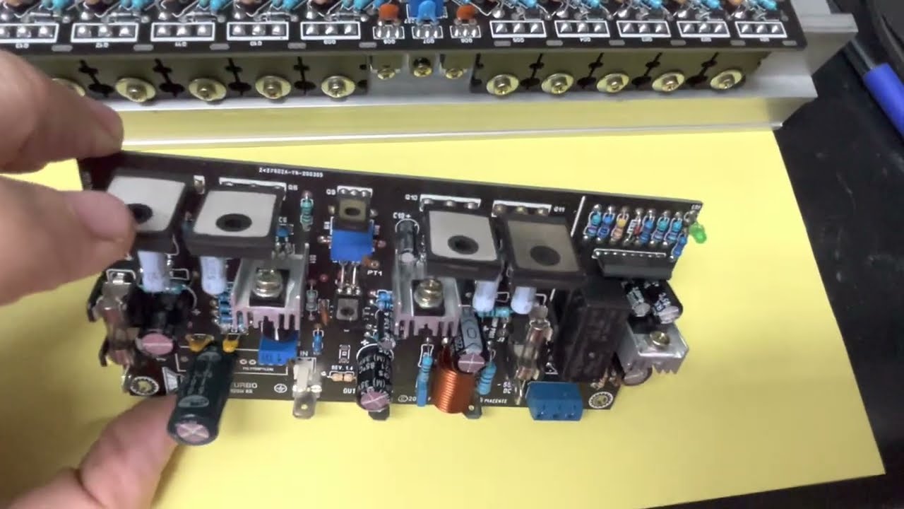 AMPLIFICADOR COM SAÍDA MOSFET.