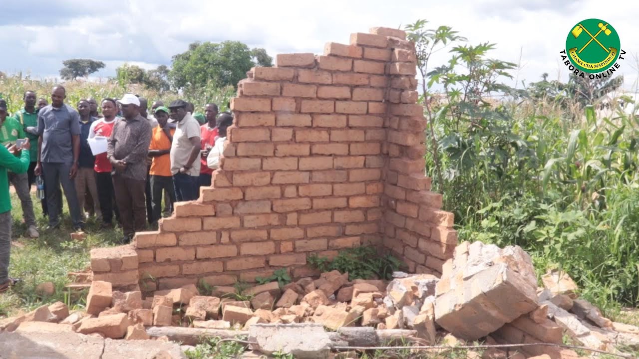 MHE LUFUNGIJA AWAPA FARAJA WATHIRIKA WA MVUA KUBWA KUBOMOA MAKANISA 4 NA NYUMBA 13 ZA MAKAZI YA WATU