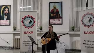 Petra Nachtanova Konseri̇polanyali Kiz Alevi̇ Yolunu Erkanini Ögrenen Deyi̇şleri̇yle Bi̇zden Bi̇r Can