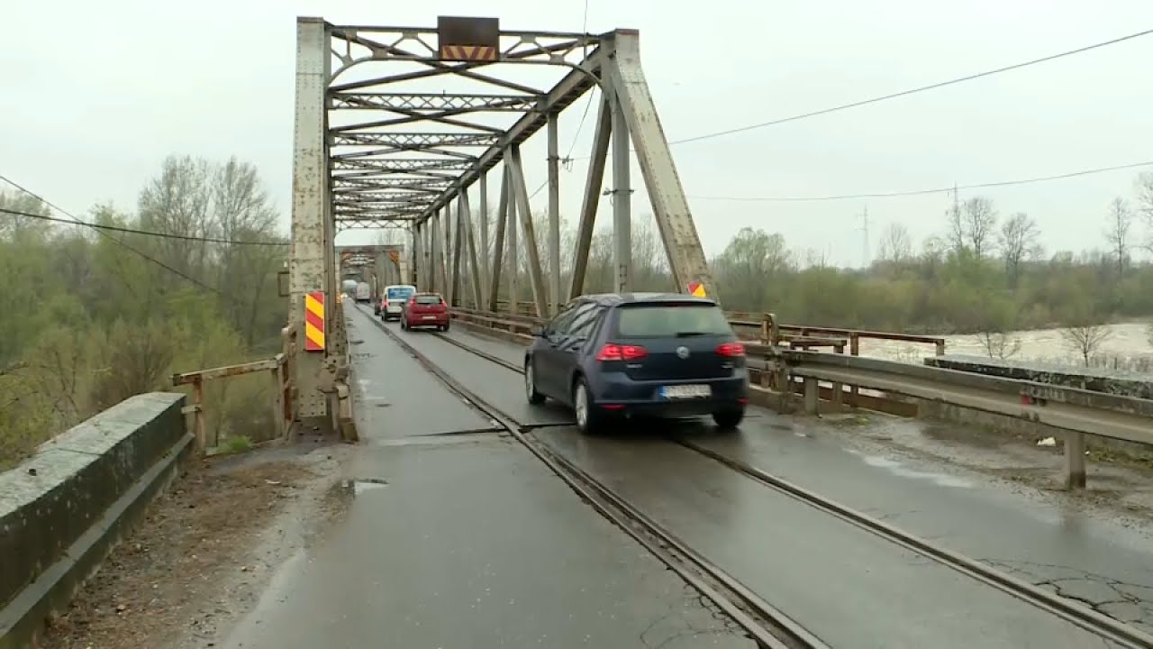 Most koji Svilajnac povezuje sa ostatkom Srbije - u koloni auta, kamioni, vozovi