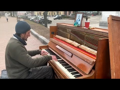 Pianista sem-abrigo toca para ruas vazias no centro de Kiev