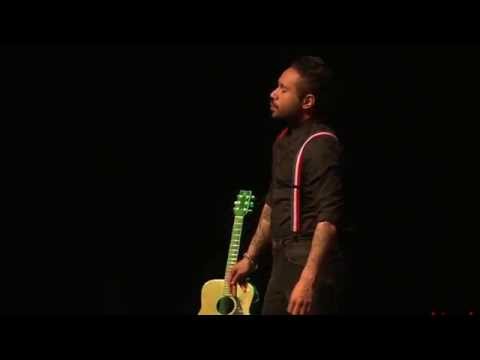 Dewi Roemeon met haar groep Kawan-Kawan tijdens Hari Pahlawan op 12-4-2025 in Wierden