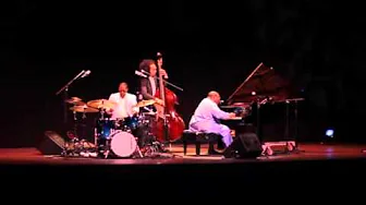 Neal Smith with the Cyrus Chestnut Trio, México 2015 (Ami's Dance) Neal Smith with the Cyrus Chestnut Trio, México 2015 (Ami's Dance)