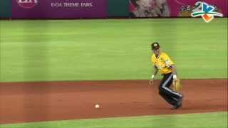 20131006 CPBL 象vs犀牛 4下 王勝偉沒掌握好彈跳球 阿讓鄭兆行站上一壘