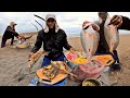 Vean como estos pescadores capturan y preparan una rica fritanga de pescado en el mar