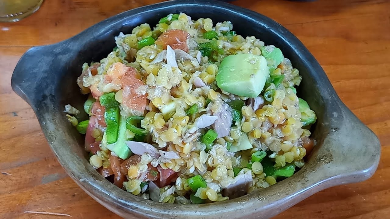 Ensalada de lentejas turcas con vegetales y atún