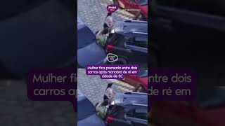 Mulher é prensada entre carros após manobra de ré em SC