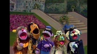 Sesame Street - Episode 930 (1976)
Speaking of birthdays, why its Lindas (Linda Bove) birthday on the Street today! First aired on December 3, 1976 (Season 8), its Episode 930 of the best darn kids show ever, Sesame Street! If only Linda could enjoy the groovy record Big Bird (Caroll Spinney) brings her (a disco version of the theme song, I kid you not!), what shall she do? Also look for Marshal Grover (Big, Bigger, Biggest w/glasses of milk), Bob and the kids singing Right in the Middle of My Face, Ernie, Bert, The Count and the Pyramid, Numerical Correspondence Song w/Anything Muppets, as well as Joe Namath. One of the two blonde girls playing football with Joe (I *think* its the one on the right wearing number 13) is actress Kim Raver, who would grow up to become Audrey Raines on TVs 24 and Dr. Teddy Altman on Greys Anatomy. Big hugs and mucho thanks to Ingeborg Nordén aka @Just Looking!.
PLAYLIST: http://bit.ly/Sesame_Street_FULL_Episodes
https://muppet.fandom.com/wiki/Linda
https://muppet.fandom.com/wiki/Linda_Bove
https://muppet.fandom.com/wiki/Episode_0930
Twitter: https://twitter.com/TinyDancer500
Instagram: https://www.instagram.com/tinyd500/
Web: https://bit.ly/Sesame_Street_Lyrics_Archive
YouTube: https://www.youtube.com/user/TinyDancer500
Facebook: https://www.facebook.com/TheSesameStreetLyricsArchive Sesame Street - Episode 930 (1976)