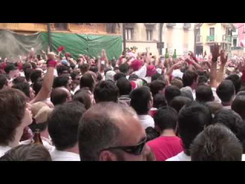 Video: Pamplona Running of the Bulls Tanggal dan Waktu 2018